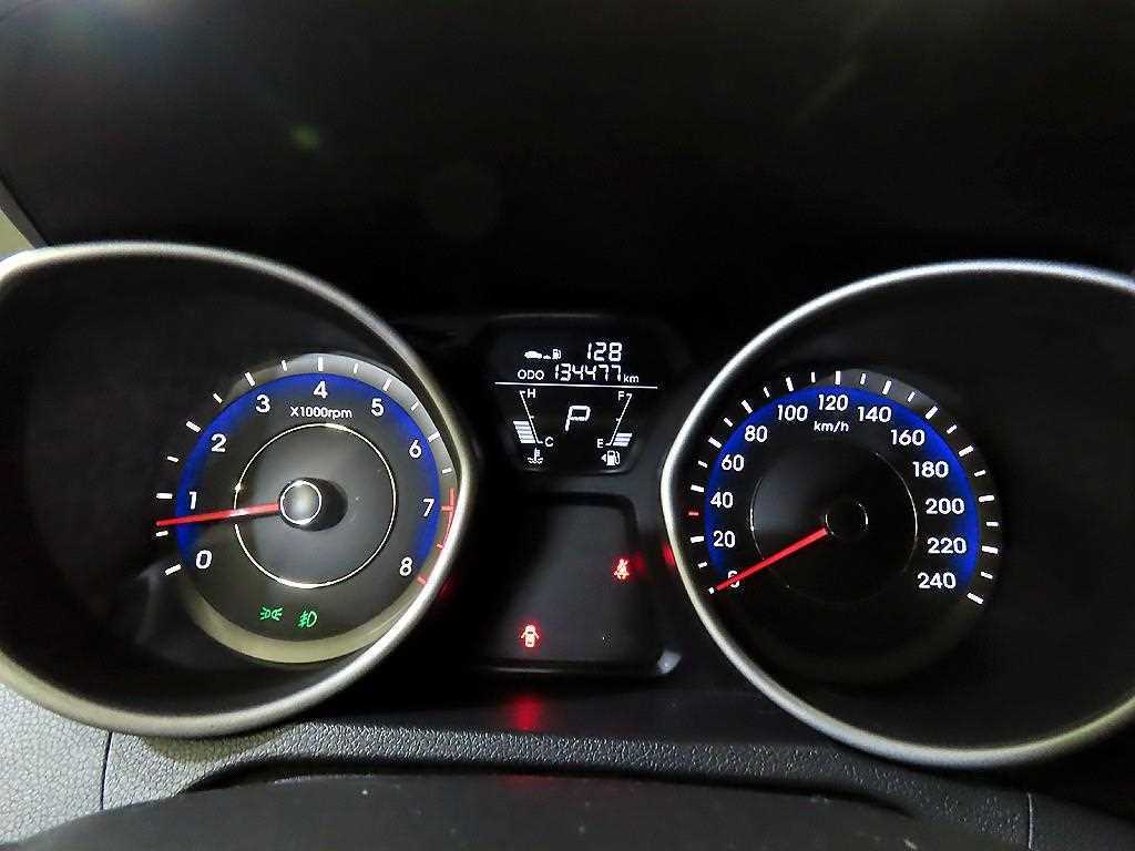 HYUNDAI Avante - Vista 9