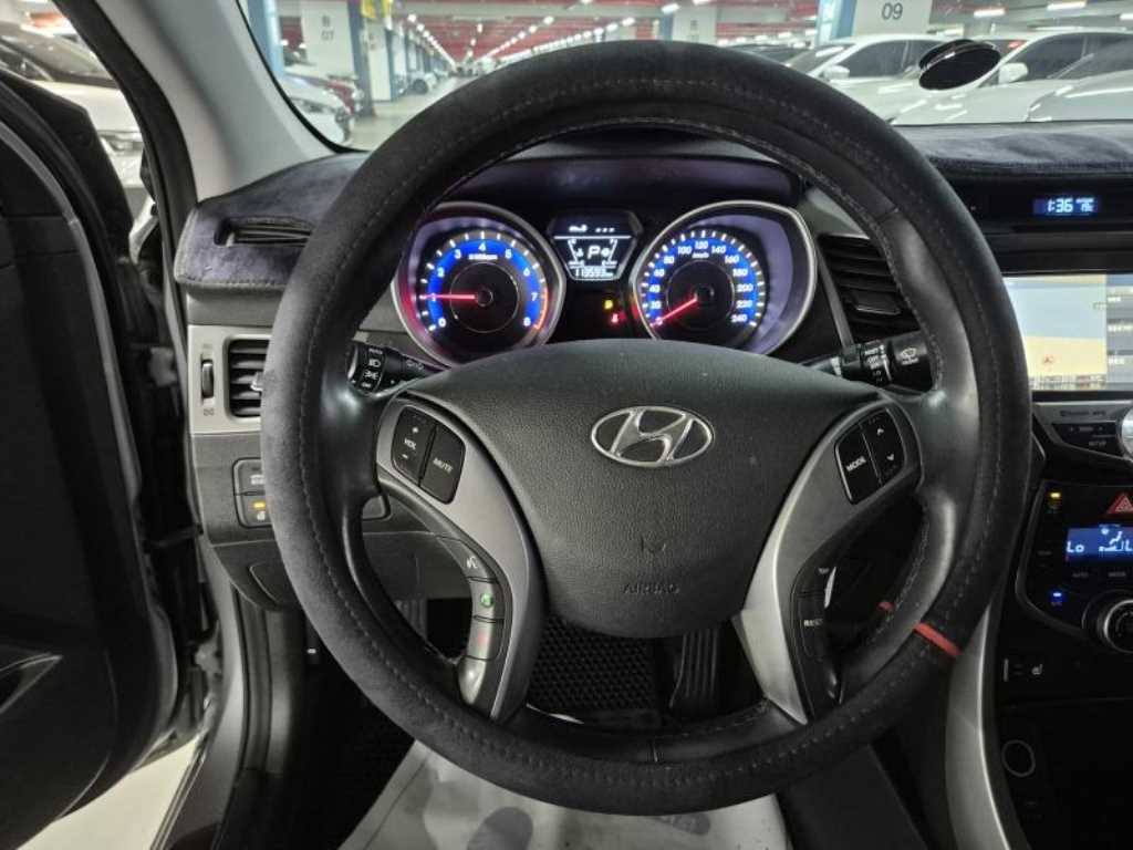 HYUNDAI Avante - Vista 10
