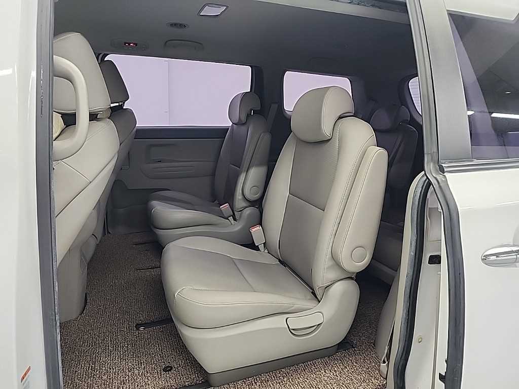 KIA Carnival - Vista 12