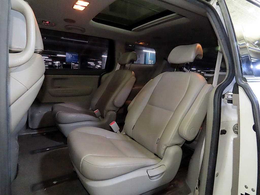 KIA Carnival - Vista 7