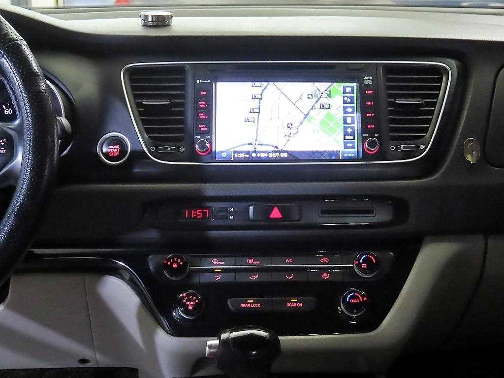KIA Carnival - Vista 11