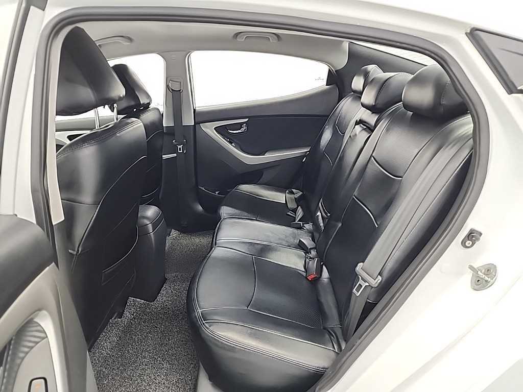 HYUNDAI Avante - Vista 12