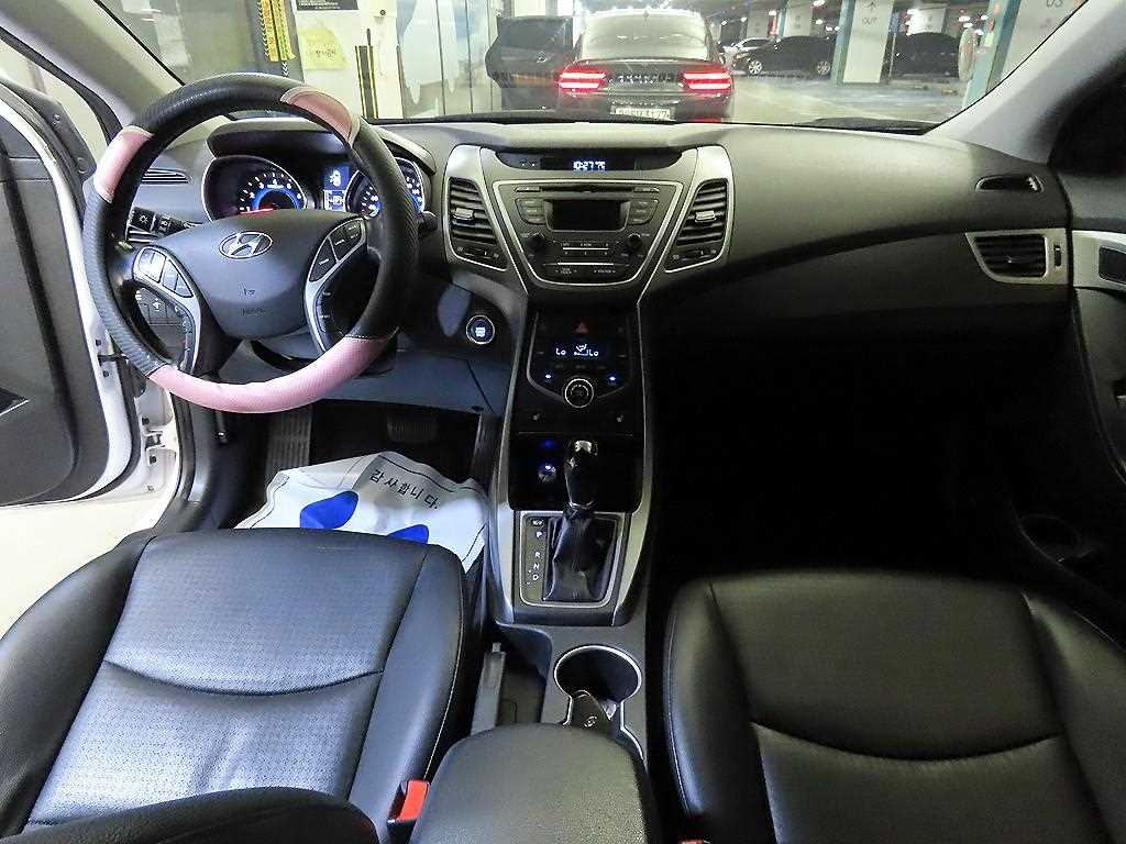 HYUNDAI Avante - Vista 10