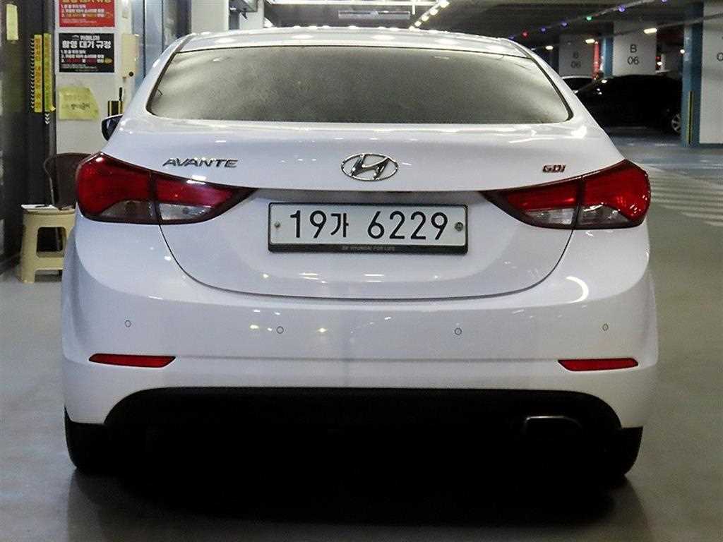 HYUNDAI Avante - Vista 5