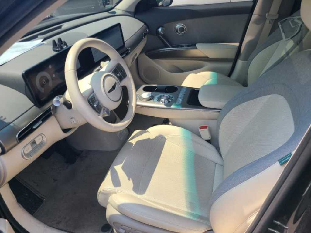 Genesis GV60 - Vista 8