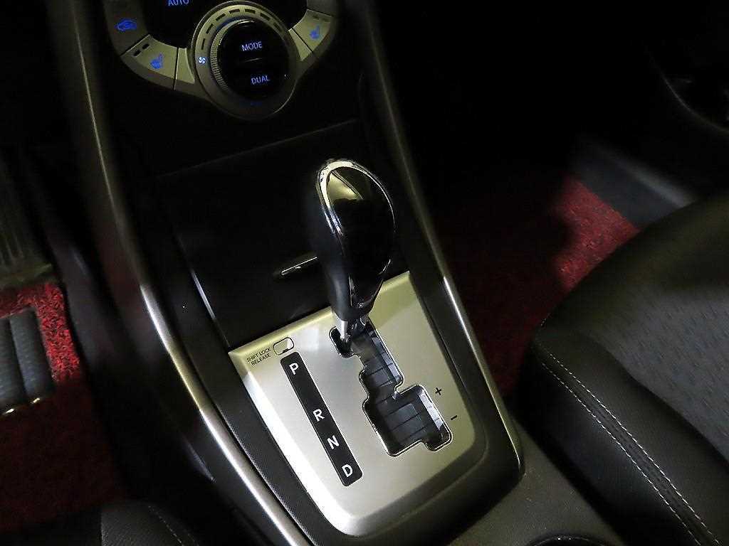 HYUNDAI Avante - Vista 12