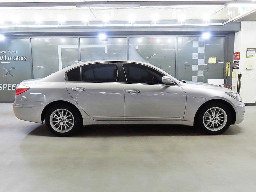 HYUNDAI Genesis - Vista 3