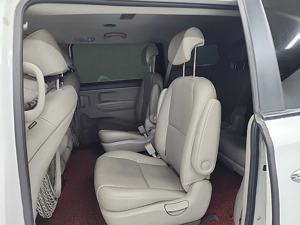 KIA Carnival - Vista 12