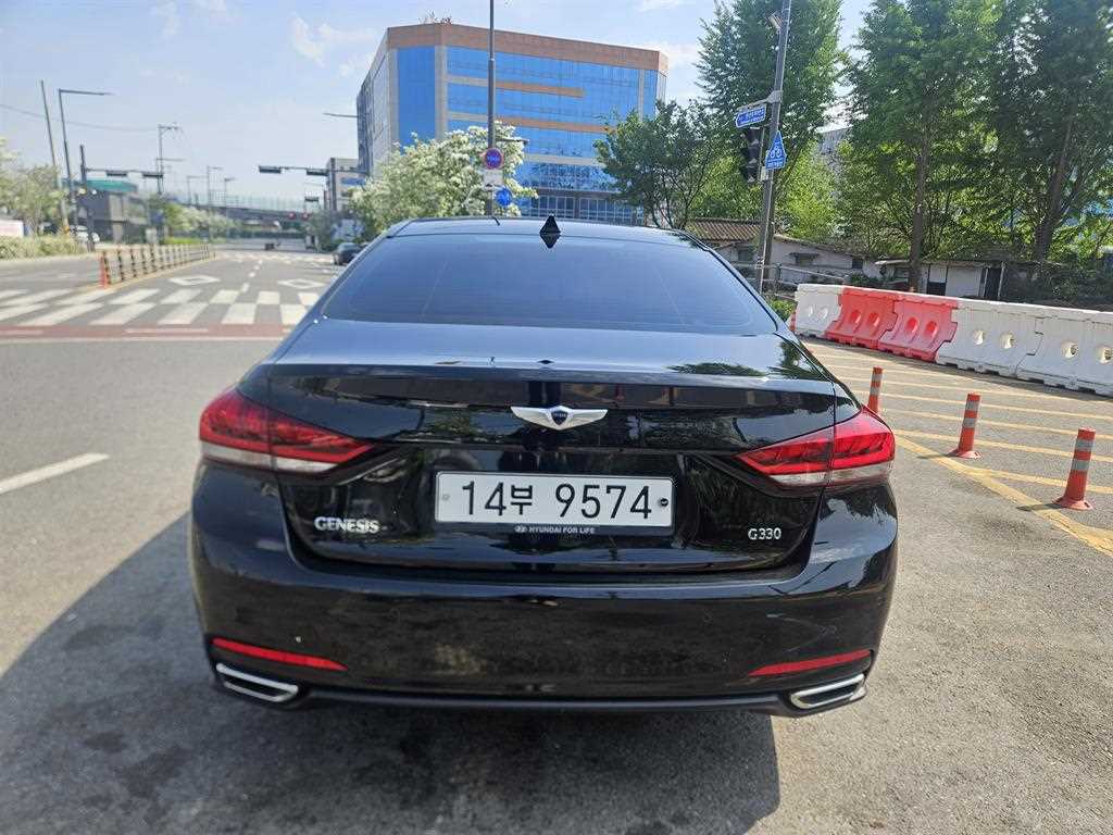 HYUNDAI Genesis - Vista 4