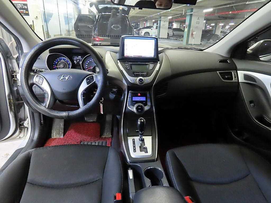 HYUNDAI Avante - Vista 10