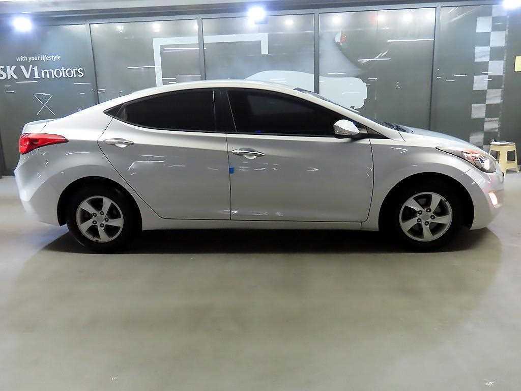 HYUNDAI Avante - Vista 3
