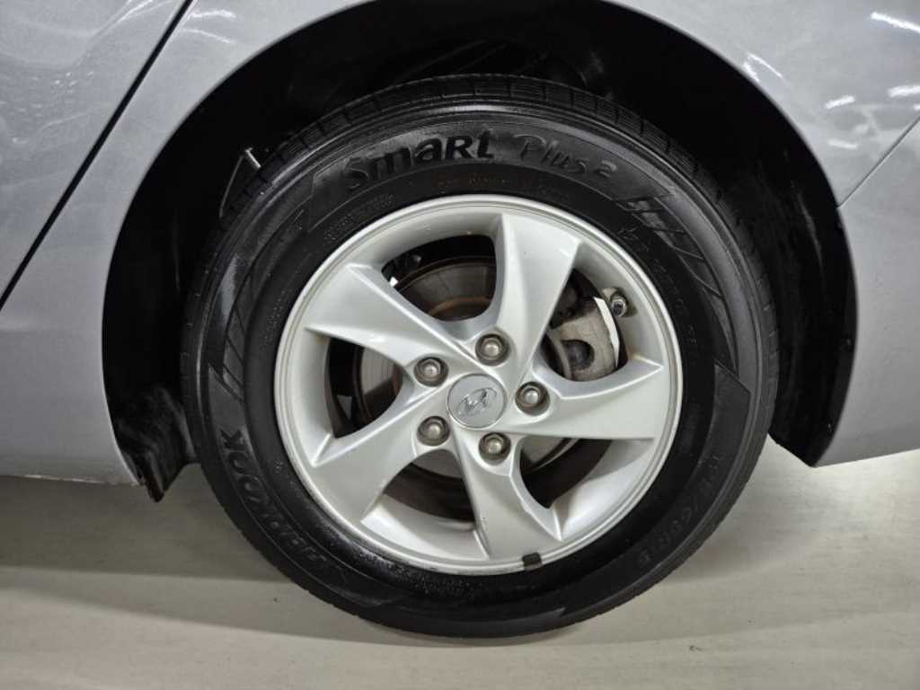 HYUNDAI Avante - Vista 5