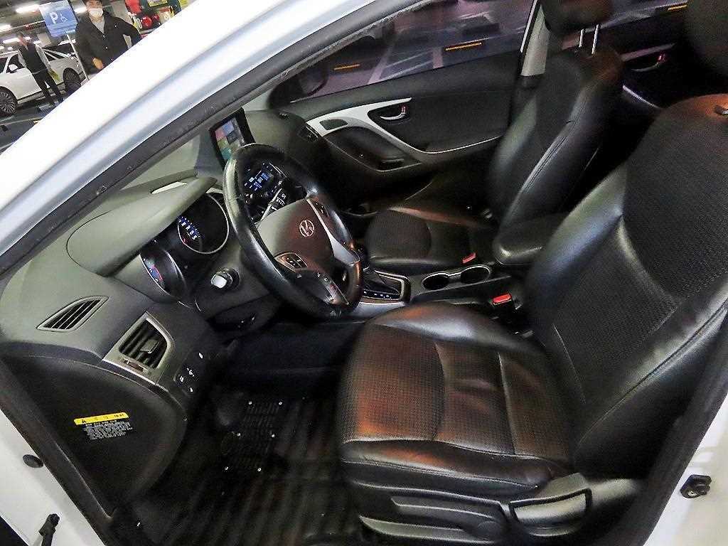 HYUNDAI Avante - Vista 6