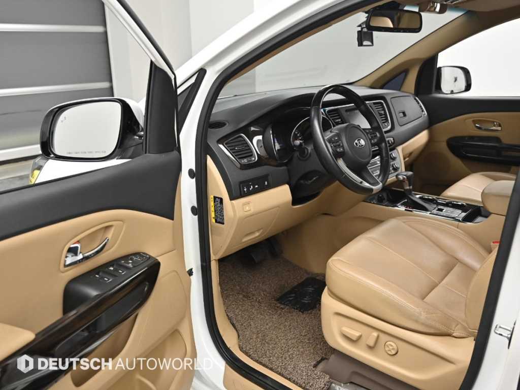 KIA Carnival - Vista 11