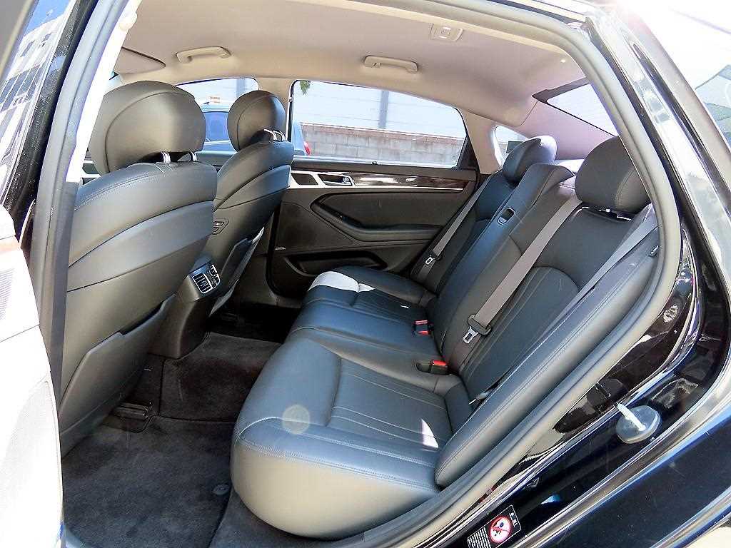 HYUNDAI Genesis - Vista 6