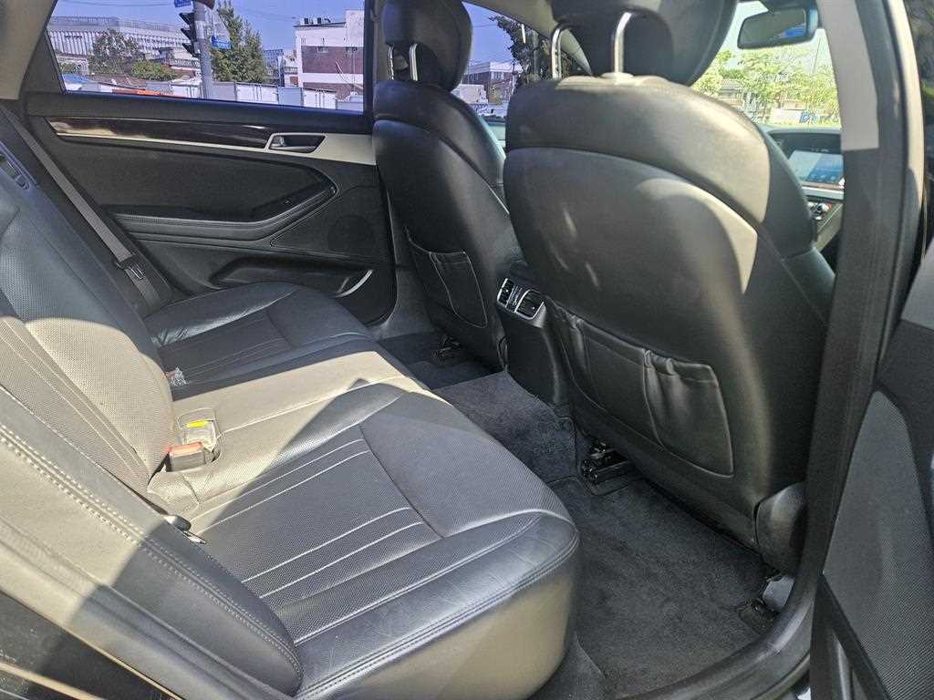 HYUNDAI Genesis - Vista 9