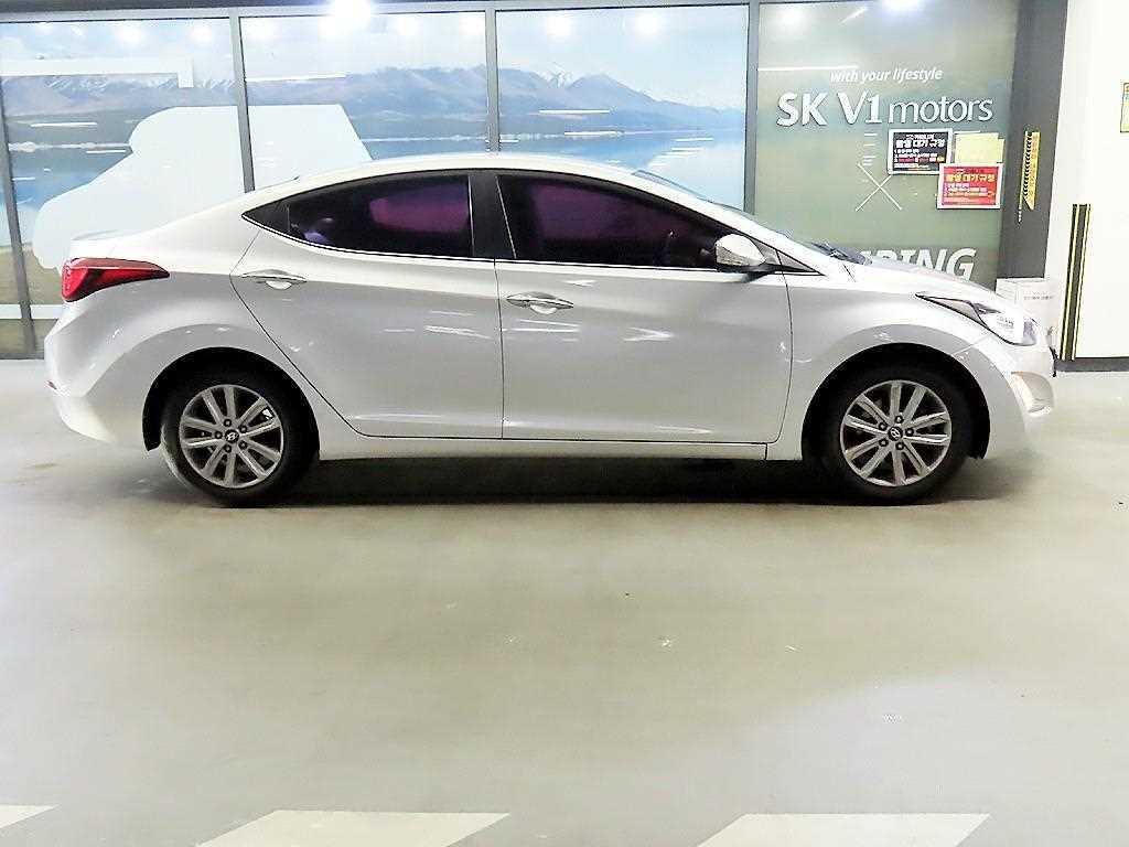 HYUNDAI Avante - Vista 3