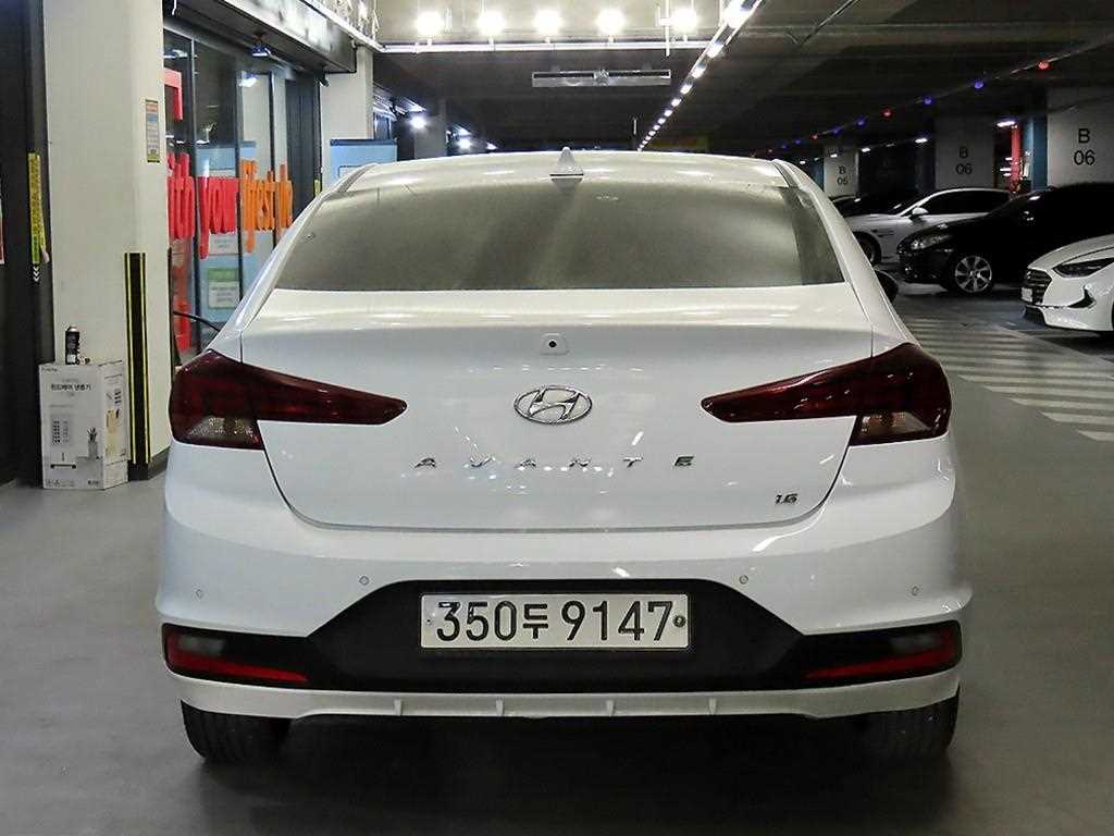 HYUNDAI Avante - Vista 5
