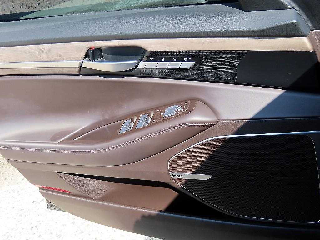 Genesis G90 - Vista 11
