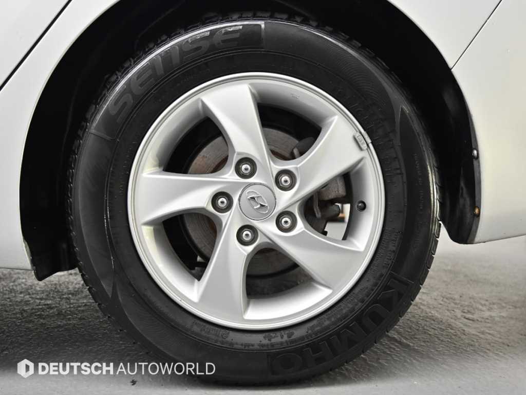 HYUNDAI Avante - Vista 5