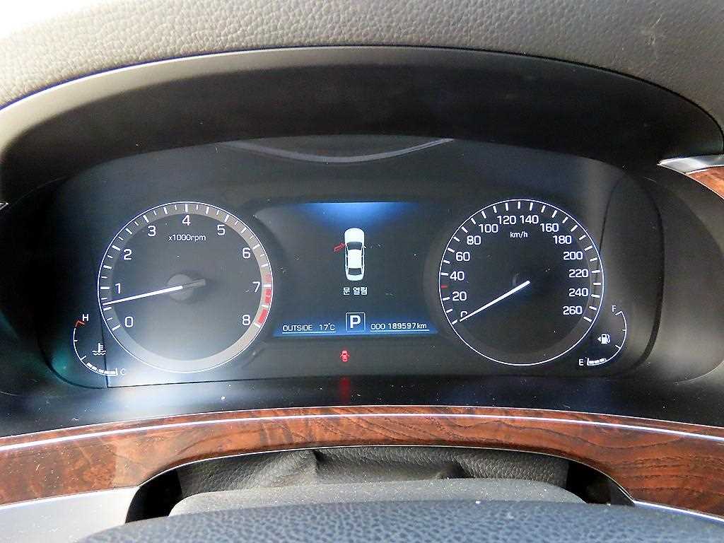HYUNDAI Equus - Vista 9