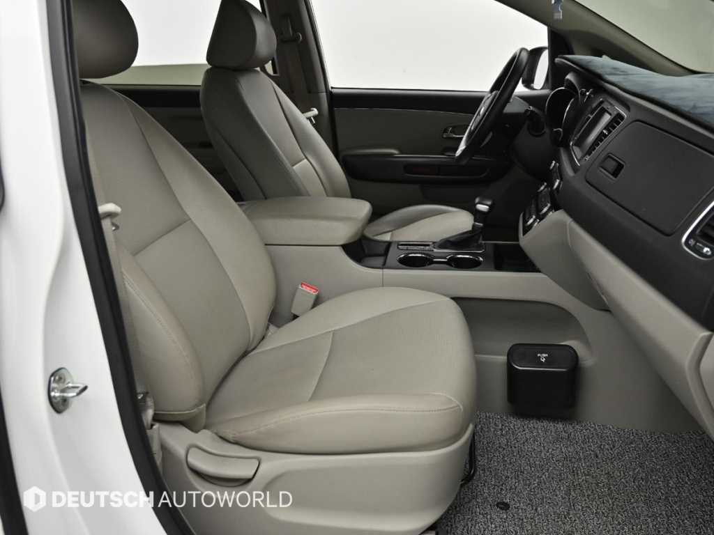 KIA Carnival - Vista 10