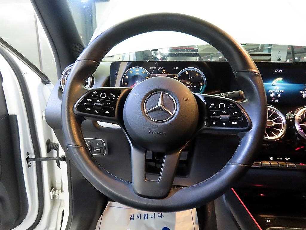 Mercedes Benz GLB Class - Vista 8