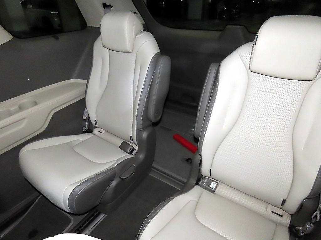 KIA Carnival - Vista 8