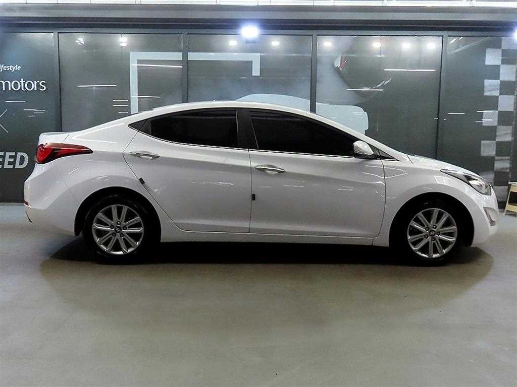 HYUNDAI Avante - Vista 3