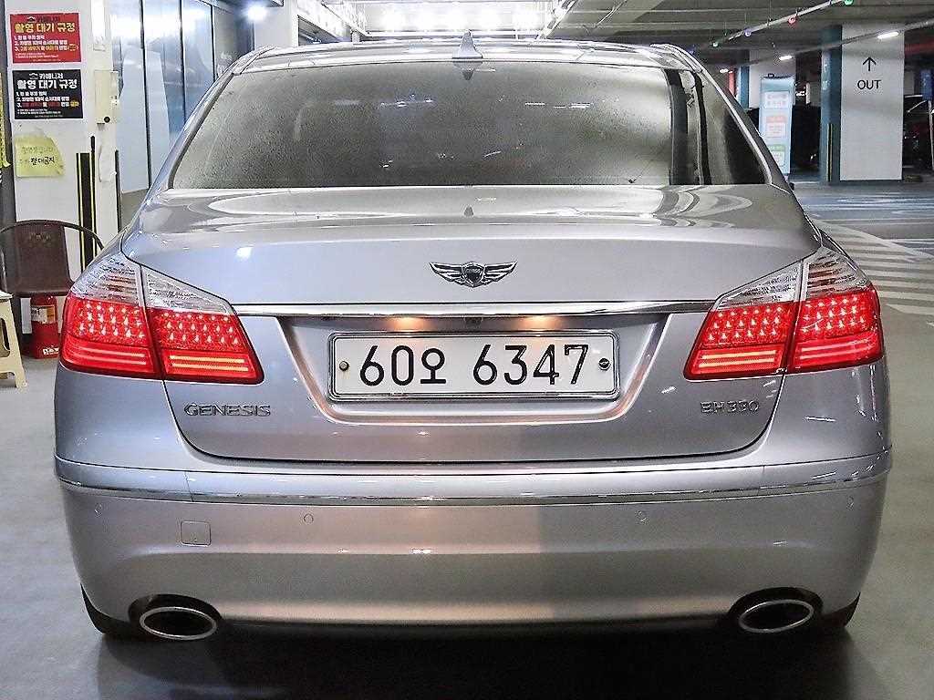 HYUNDAI Genesis - Vista 5