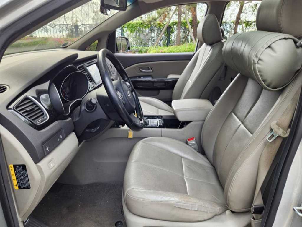 KIA Carnival - Vista 5
