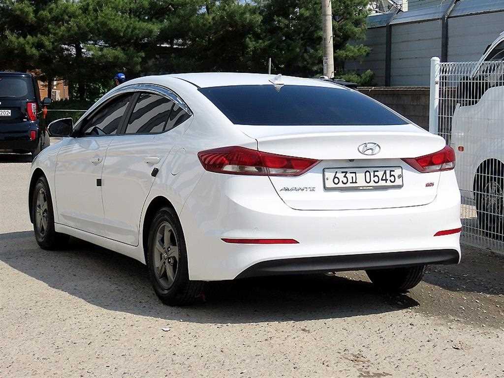 HYUNDAI Avante - Vista 3