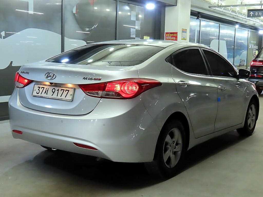 HYUNDAI Avante - Vista 4