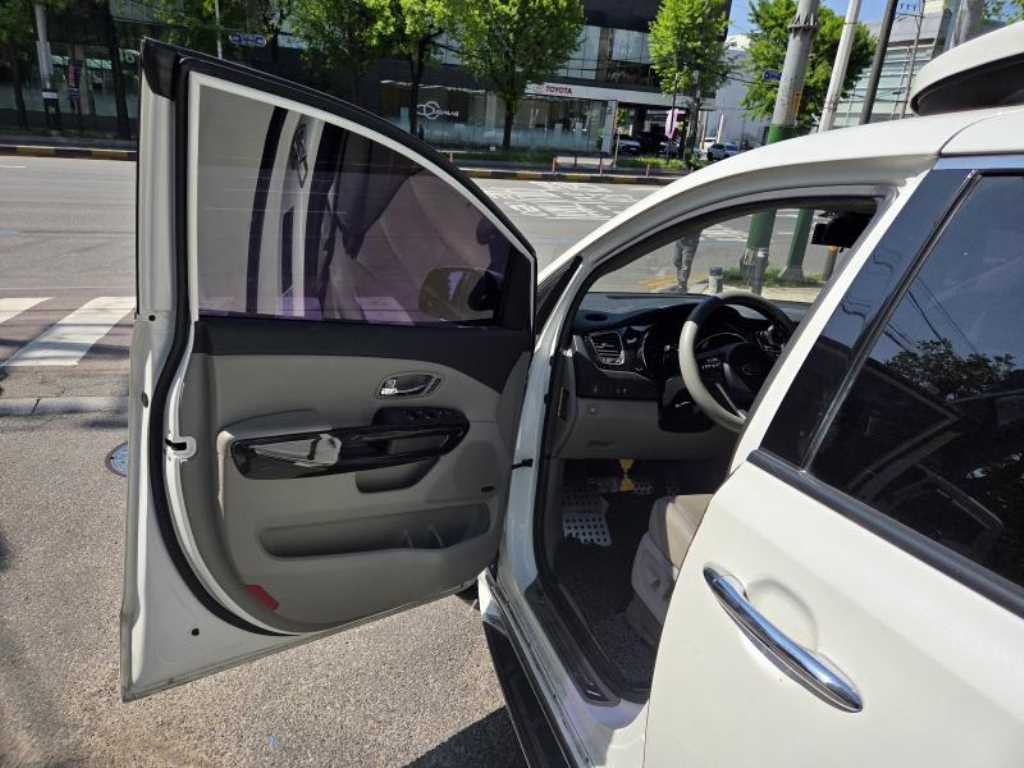 KIA Carnival - Vista 4
