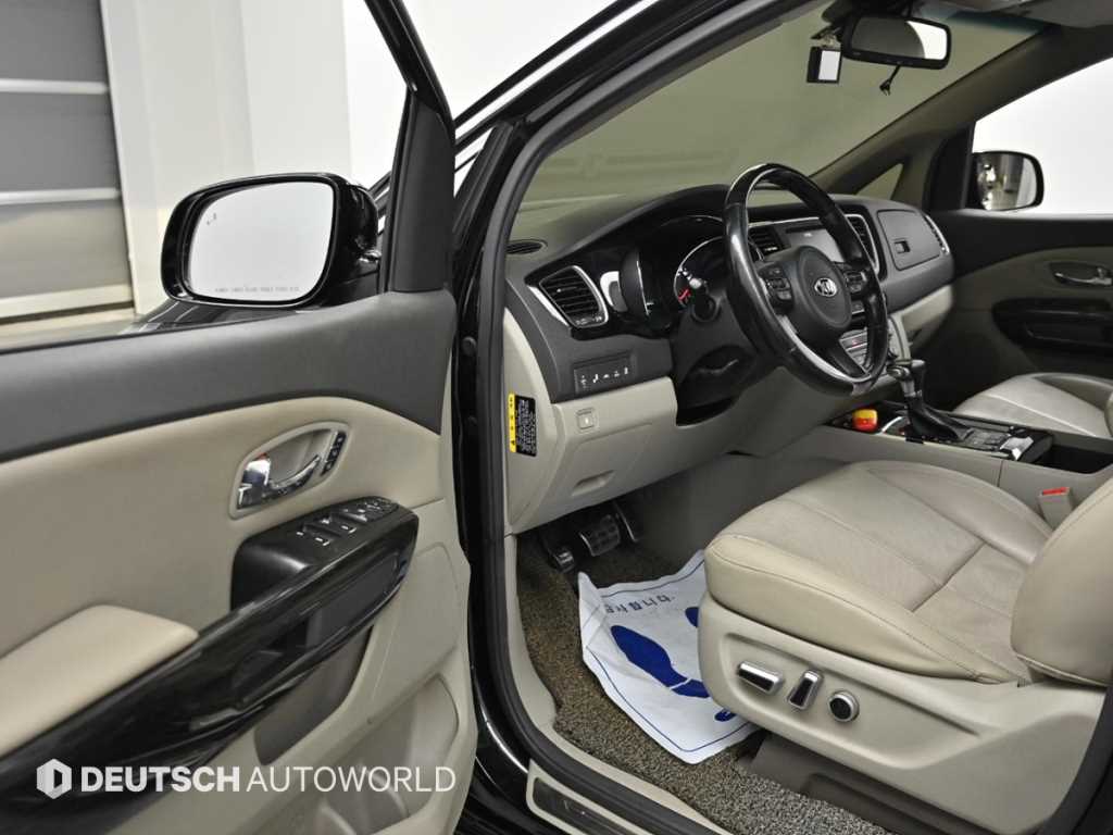 KIA Carnival - Vista 11