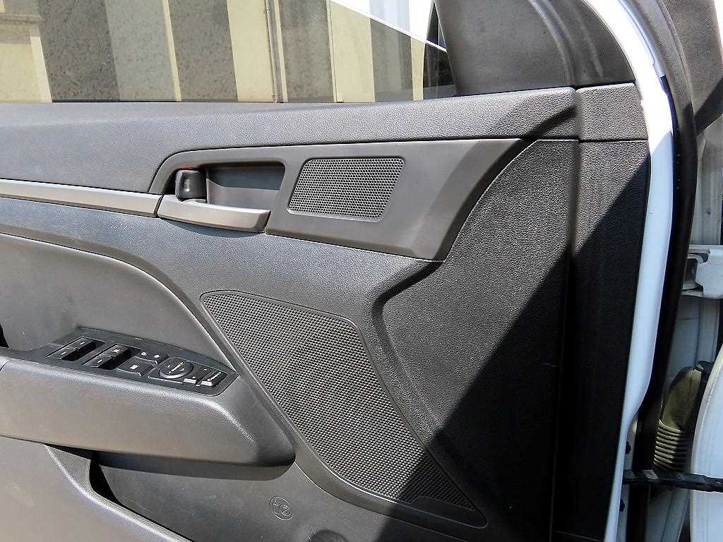 HYUNDAI Avante - Vista 11
