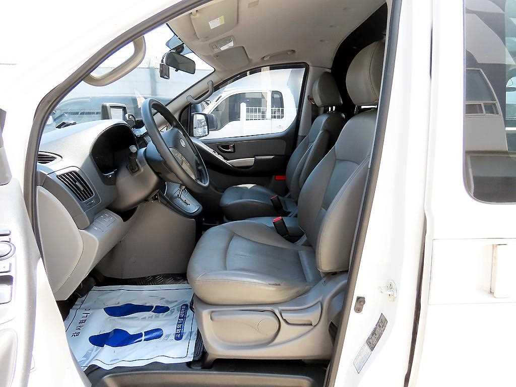 HYUNDAI Starex - Vista 5