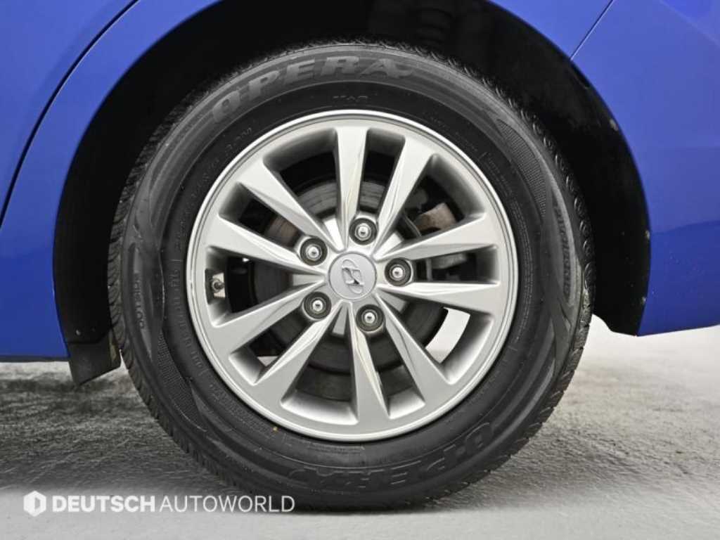 HYUNDAI Avante - Vista 5