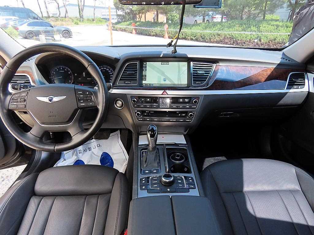 HYUNDAI Genesis - Vista 7