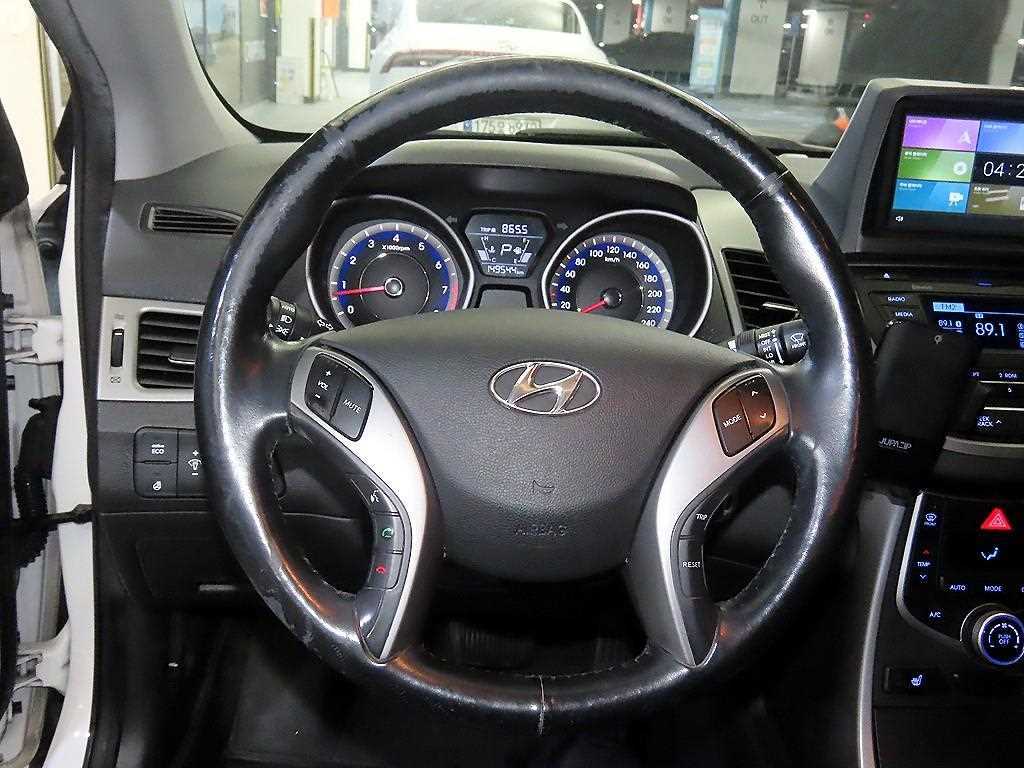 HYUNDAI Avante - Vista 8