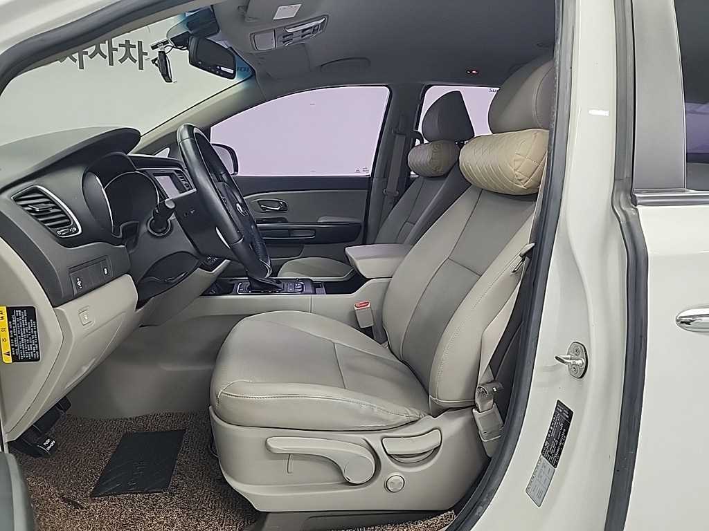 KIA Carnival - Vista 11