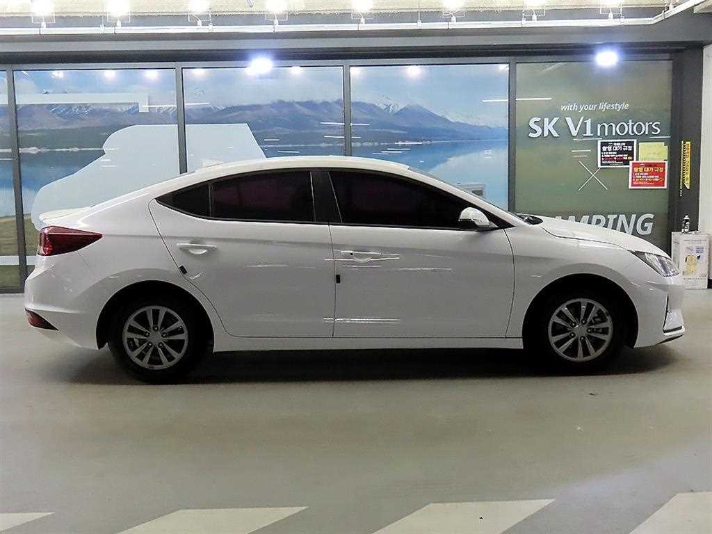 HYUNDAI Avante - Vista 3