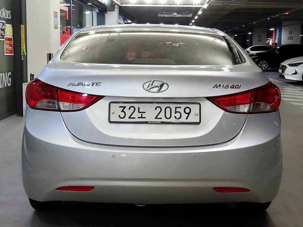 HYUNDAI Avante - Vista 5