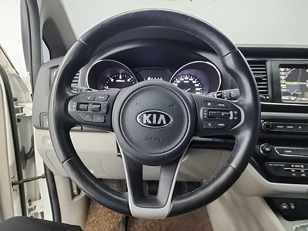 KIA Carnival - Vista 9