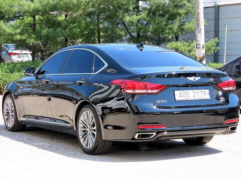 HYUNDAI Genesis - Vista 3