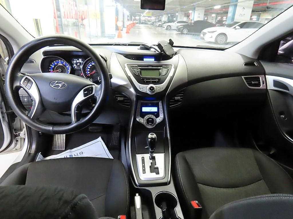 HYUNDAI Avante - Vista 10