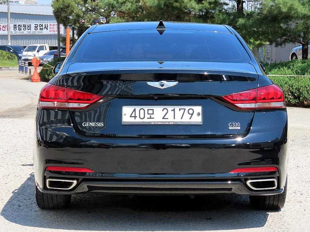 HYUNDAI Genesis - Vista 4
