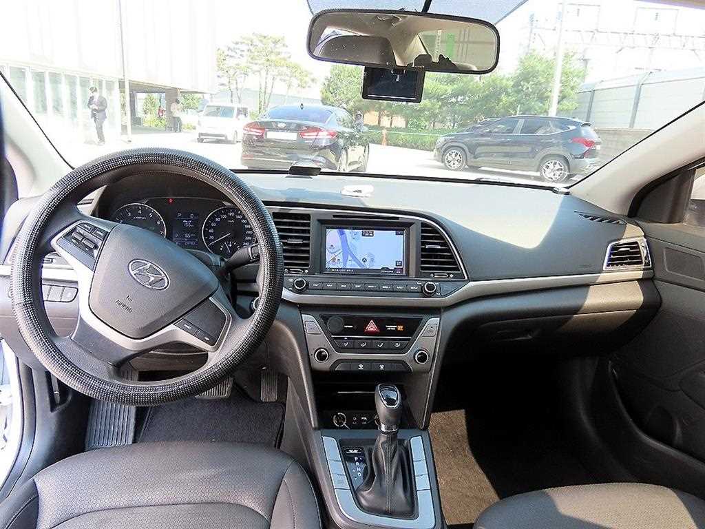 HYUNDAI Avante - Vista 7