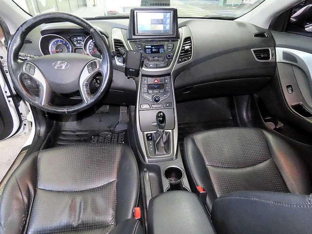 HYUNDAI Avante - Vista 10
