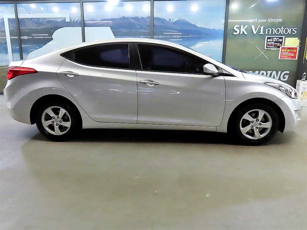 HYUNDAI Avante - Vista 3